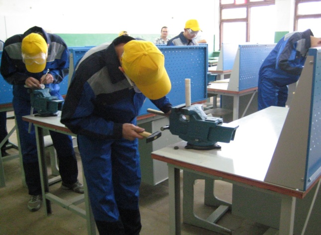 Описание: F:\фото\строительная выставка\слесарные м..jpg